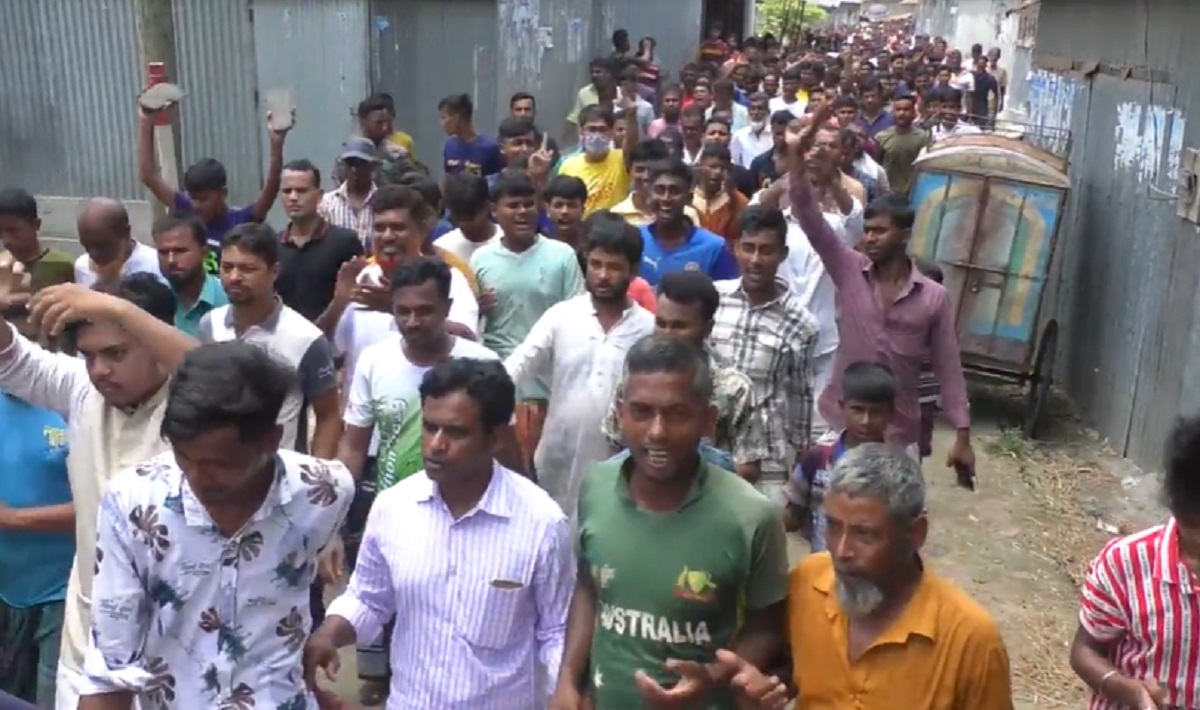 সিরাজগঞ্জে শিক্ষককে মারধরের প্রতিবাদে ইউপি চেয়ারম্যানের বিরুদ্ধে বিক্ষোভ স্থানীয়দের