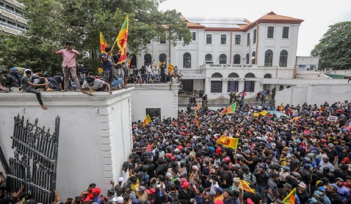 ‘বুধবারের মধ্যে প্রেসিডেন্ট ও প্রধানমন্ত্রী পদত্যাগ না করলে ভয়াবহ বিক্ষোভ দেখবে শ্রীলঙ্কা’