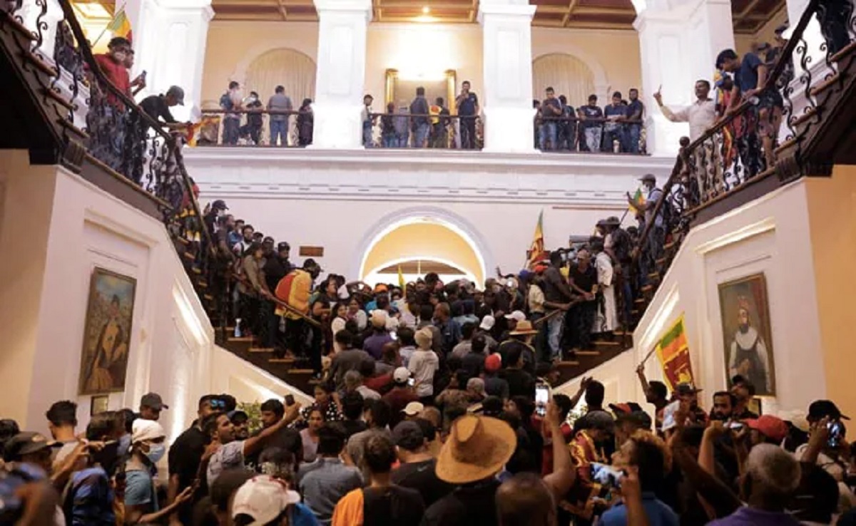 রাজাপাকসের বাড়ি থেকে চুরি যাওয়া স্বর্ণ মুদ্রিত ৪০টি সকেট বিক্রির সময় গ্রেফতার ৩