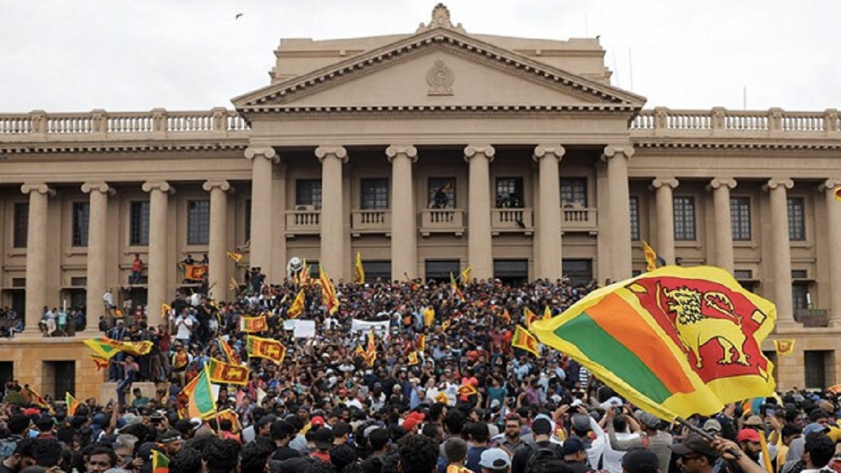 রাষ্ট্রপতি পালিয়ে যাওয়ার পর শ্রীলঙ্কায় জরুরি অবস্থা