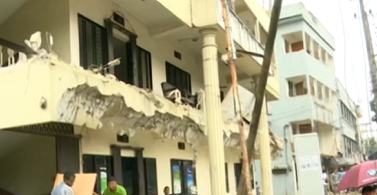 সিলেটে গুঁড়িয়ে দেয়া হচ্ছে সড়কের জায়গা দখল করে গড়ে ওঠা ৩টি বহুতল ভবন