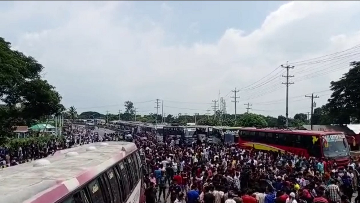 টাঙ্গাইলে বাস চাপায় শিশুসহ নিহত ৩, ঢাকা-টাঙ্গাইল মহাসড়ক অবরোধ