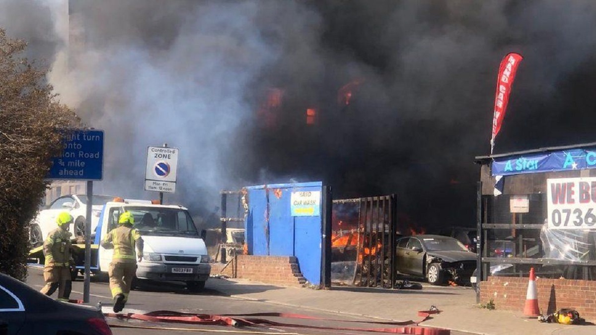 লন্ডনে ছড়াচ্ছে আগুন