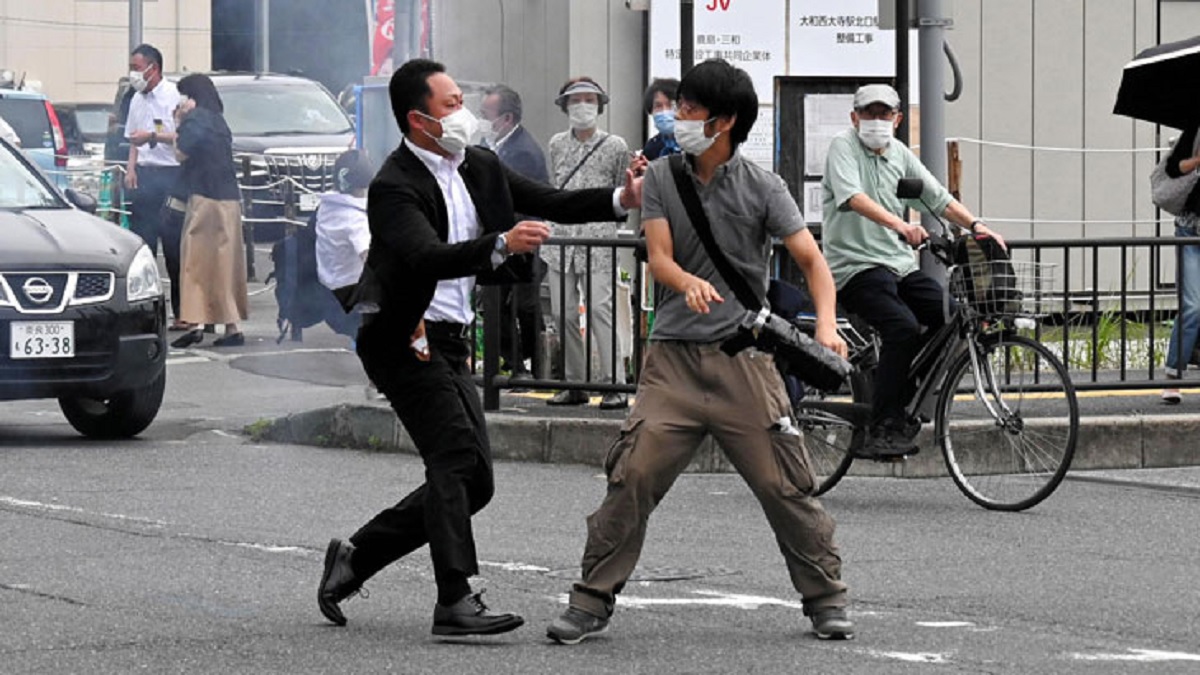 নিজের বানানো অস্ত্র দিয়ে আবেকে হত্যা করে ইয়ামাগামি