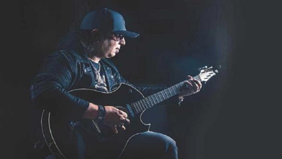 নীল বেদনায় চিরভাস্বর রূপালি গিটারের জাদুকর