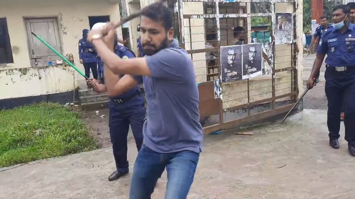 শোক দিবসে ছাত্রলীগ কর্মীদের লাঠিপেটা: বরগুনায় পাঁচ পুলিশ সদস্য প্রত্যাহার