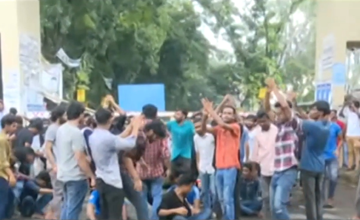 ছাত্রলীগের পূর্ণাঙ্গ কমিটি ঘোষণা ঘিরে চবিতে উত্তেজনা, বন্ধ ক্লাস-পরীক্ষা