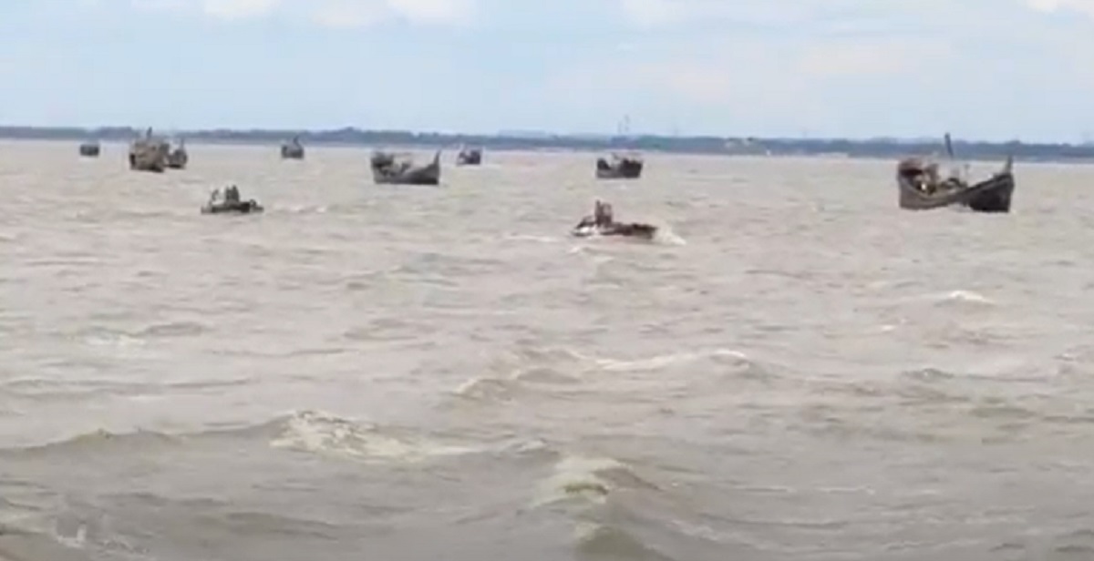 সমুদ্রে তিন নম্বর সতর্কতা সংকেত জারি, বিচ্ছিন্ন সেন্টমার্টিন দ্বীপ