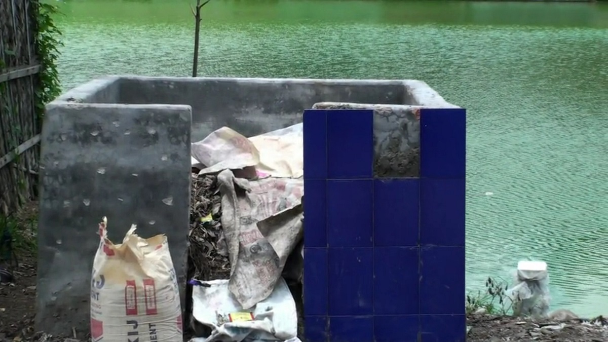 পুরোনো ডাস্টবিনে টাইলস বসিয়ে লাখ টাকা তুলে নিয়েছে ঠিকাদার