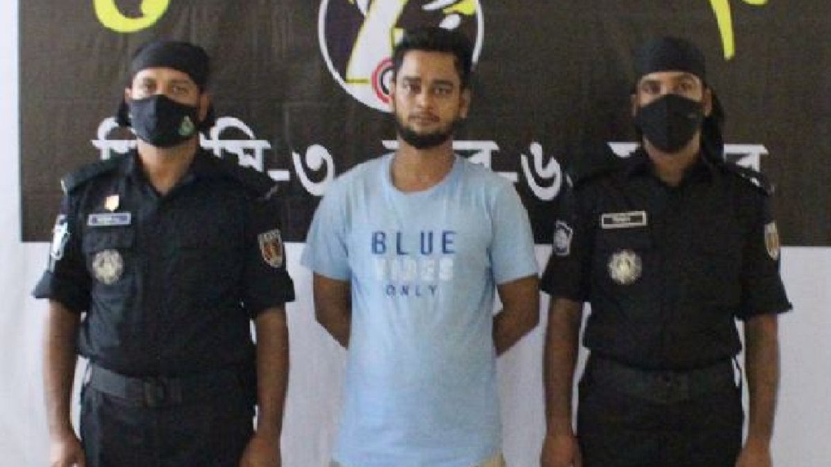 যশোরে ২৫ মামলার আসামি অস্ত্রসহ আটক