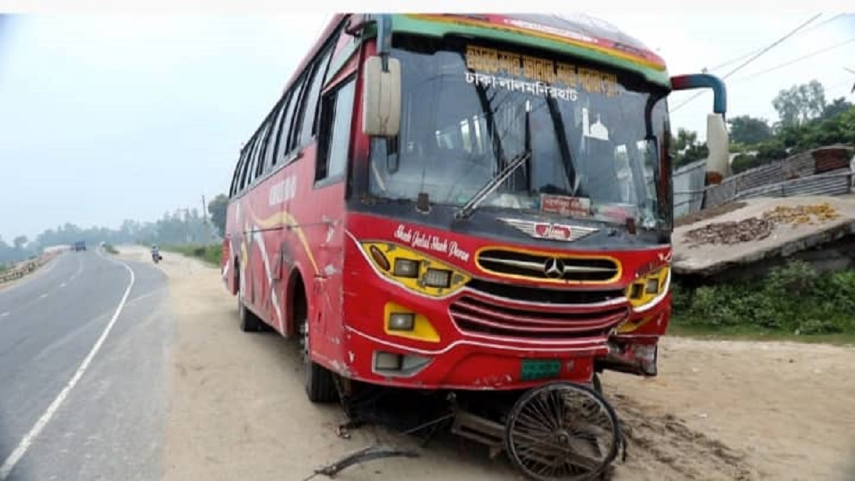 চাপা দেয়া ভ্যান আধা কিলোমিটার ঠেলে নিয়ে গেলো বাস, নিহত ২