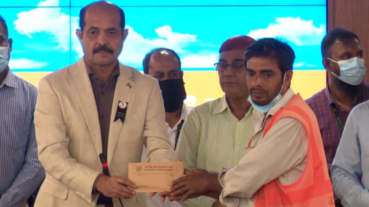 লাখ টাকার ফোনের লোভ কাবু করতে পারেনি আমিনুলকে, সততার পুরস্কার দিলেন মেয়র