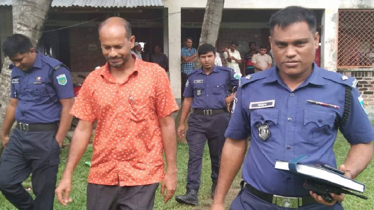 জয়পুরহাটে স্কুলছাত্রীদের যৌন হয়রানি, অফিস সহকারী আটক