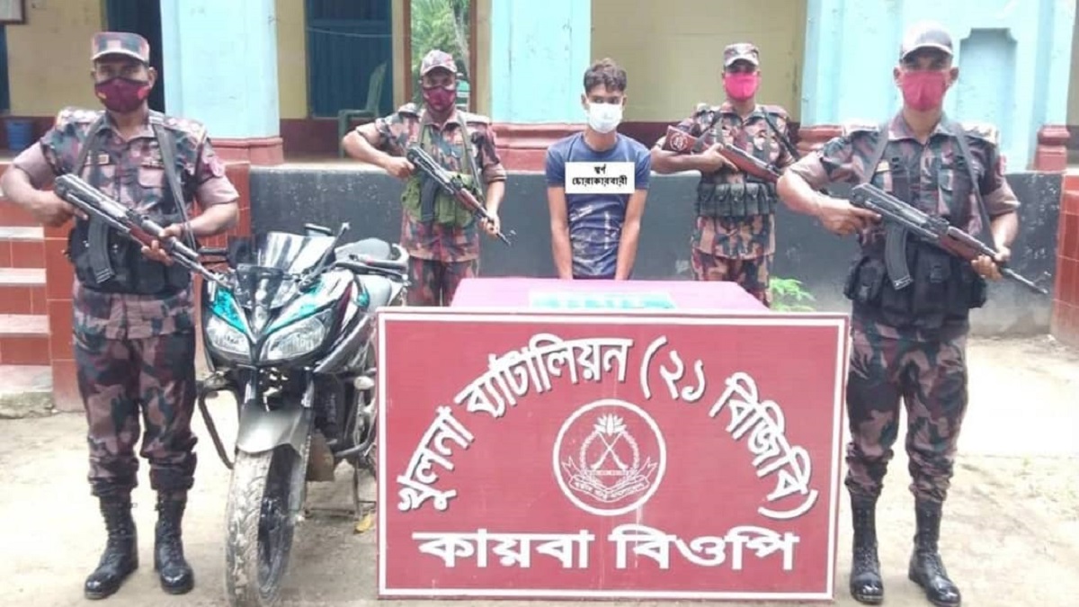 বেনাপোল সীমান্তে ১০টি স্বর্ণের বারসহ আটক ১