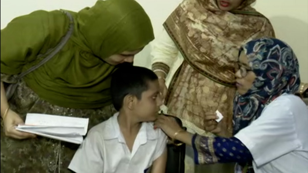 ঢাকাসহ ১২টি সিটি করপোরেশনে করোনা টিকা দেয়া হচ্ছে ৫-১১ বছর বয়সী শিশুদের