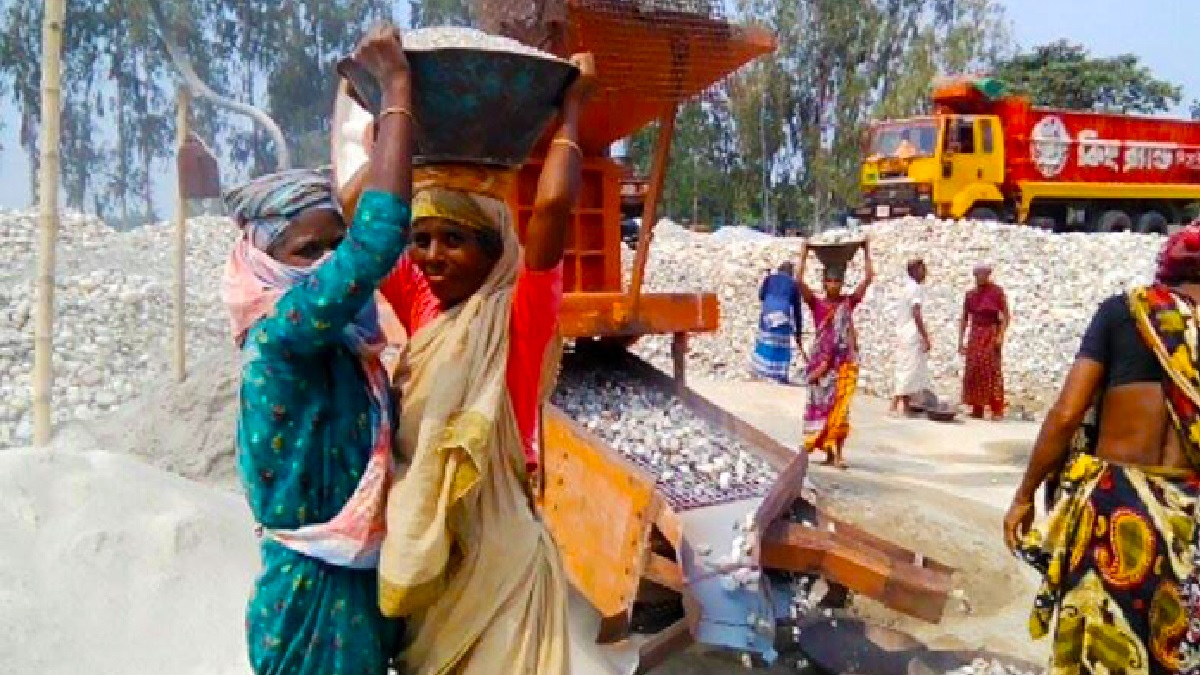 পঞ্চগড়ে বর্ধিত মজুরির বিরুদ্ধে ব্যবসায়ীদের ধর্মঘট শেষ, পাথর শ্রমিকদের মজুরি সমন্বয়