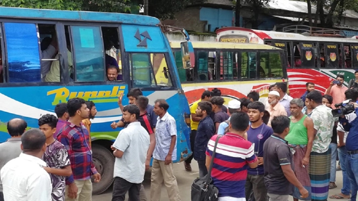 অনেক গণপরিবহনেই নেয়া হচ্ছে না সরকার নির্ধারিত ভাড়া