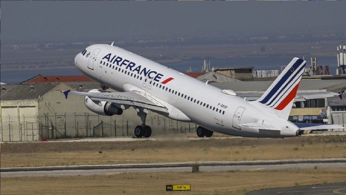 মাঝ আকাশে বিমানের ককপিটে দুই পাইলটের মারামারি, বহিষ্কার এয়ার ফ্রান্সের পাইলট