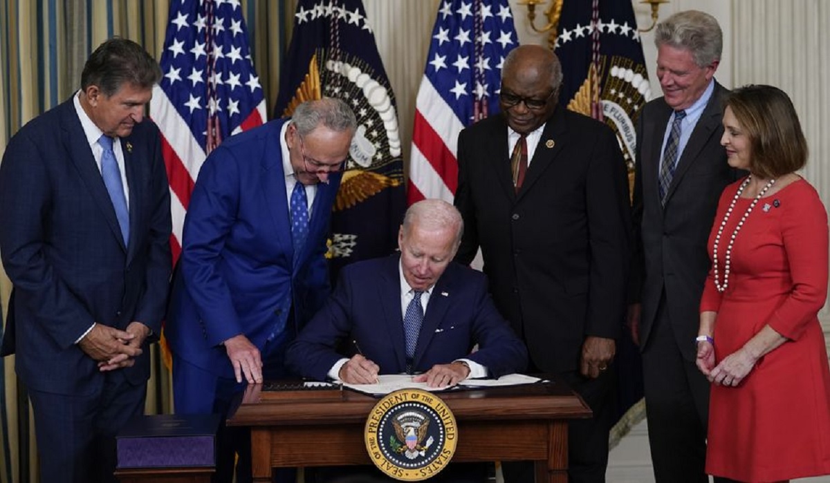 ৭৪০ বিলিয়ন ডলারের বিলে সই করলেন বাইডেন