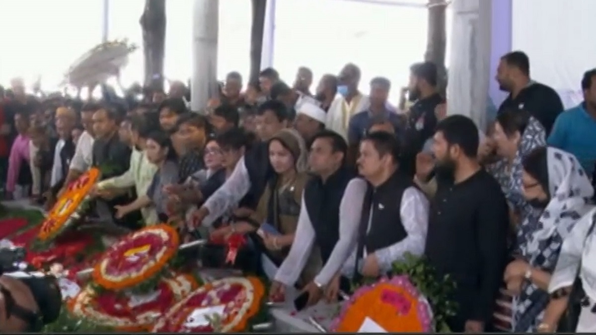 বনানী কবরস্থানে আওয়ামী লীগের শ্রদ্ধা
