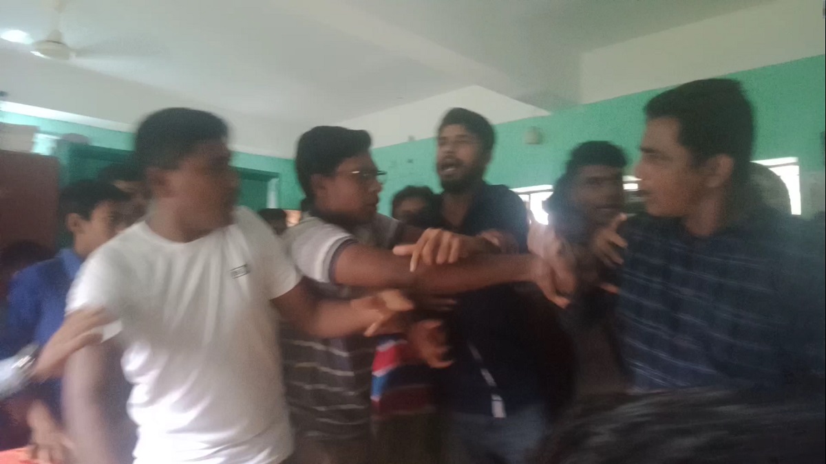 বরগুনায় স্কুলছাত্রীদের যৌন হয়রানি, বিচারের দাবিতে মানববন্ধনে অভিযুক্তের হামলা