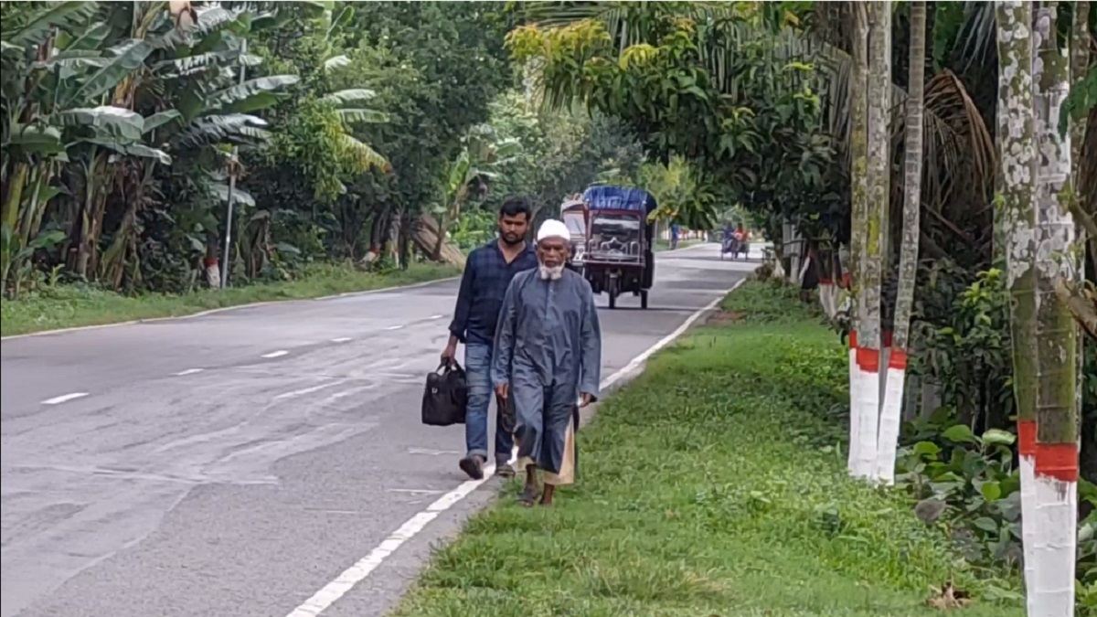 ৩১৭ কিলোমিটার পায়ে হেঁটে বঙ্গবন্ধুর সমাধিতে এসেছেন ময়মনসিংহের মোস্তফা