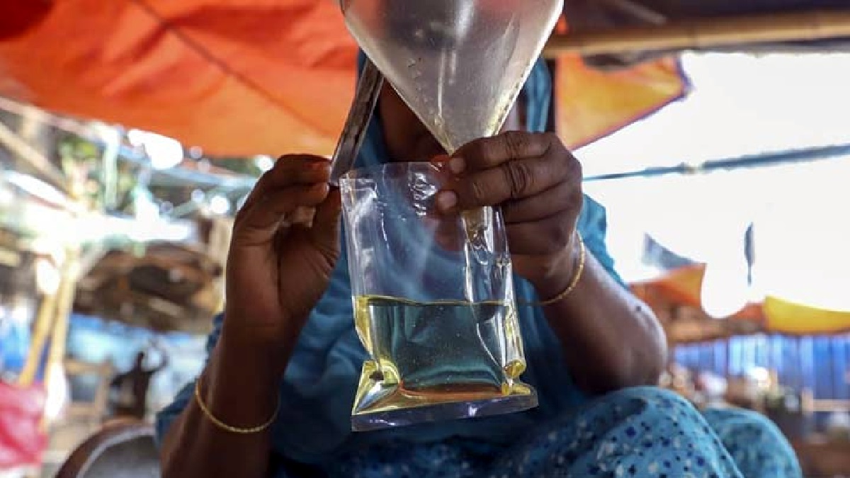 খোলা সয়াবিন বিক্রি বন্ধ, নিম্ন আয়ের মানুষের জন্য যে ব্যবস্থা