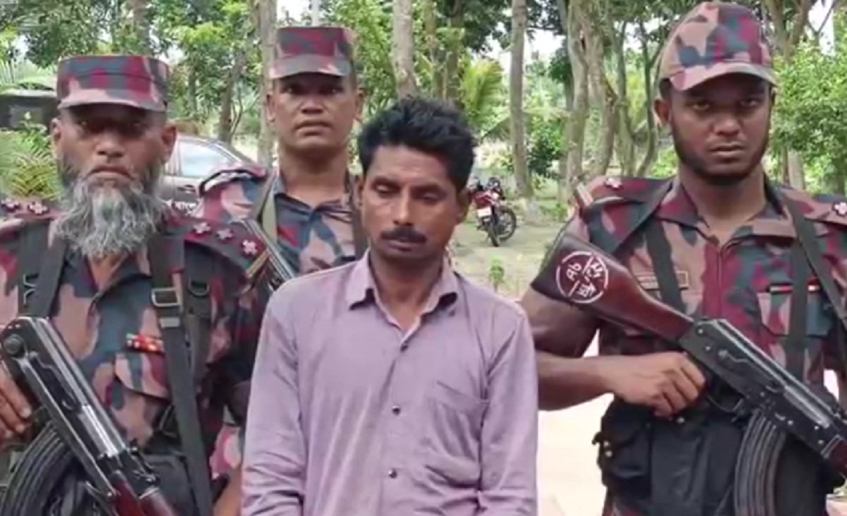 বেনাপোল সীমান্তে ১৭টি স্বর্ণের বারসহ পাচারকারী আটক