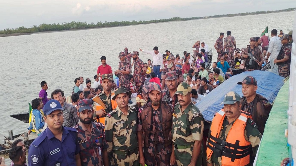 দেশে ফিরলো ভারতে আটকে পড়া দু’টি ফিশিং ট্রলারসহ ৮৮ জন বাংলাদেশি জেলে