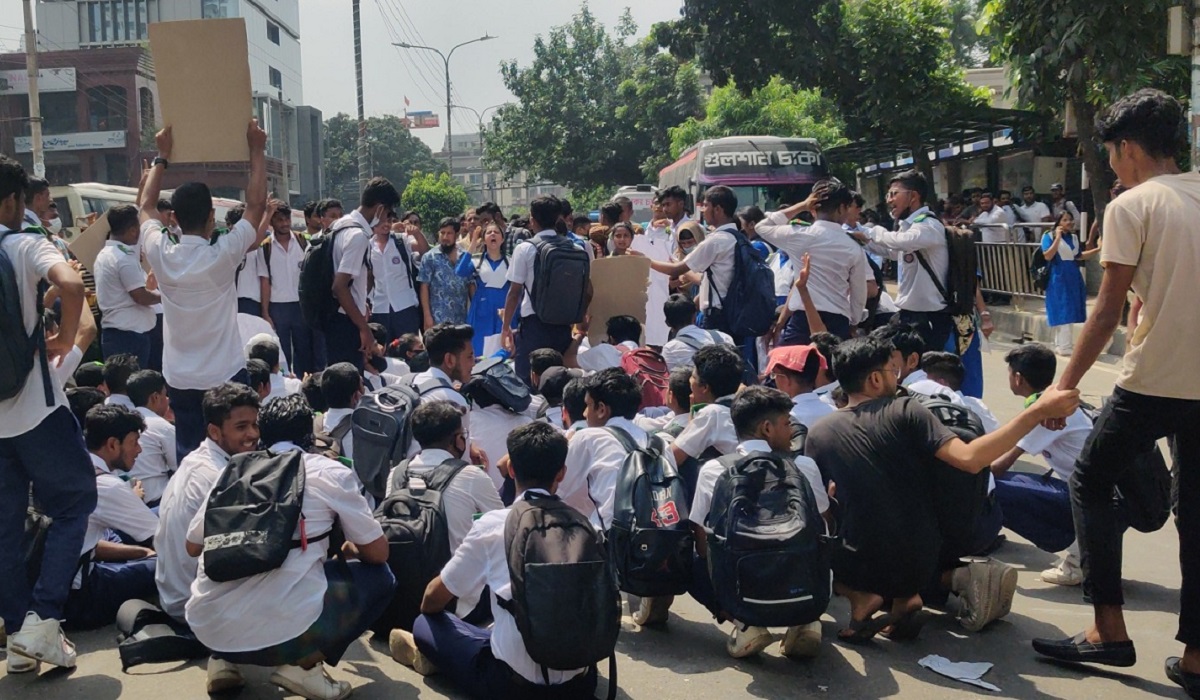 হাফ পাসের দাবিতে সড়ক অবরোধ: টিকিট কাউন্টার ও বাসে ভাঙচুর শিক্ষার্থীদের