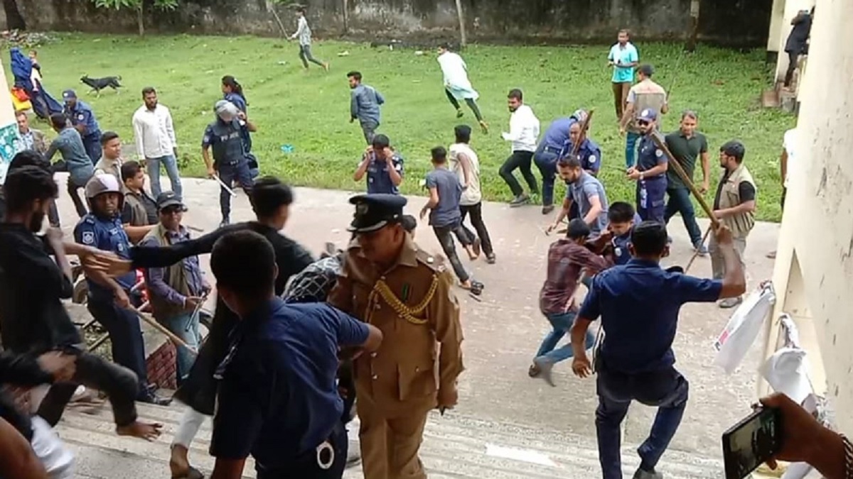 বরগুনায় ছাত্রলীগের ওপর লাঠিচার্জ: এএসপিসহ ১৩ পুলিশ সদস্যদের বিরুদ্ধে বিভাগীয় মামলার সুপারিশ