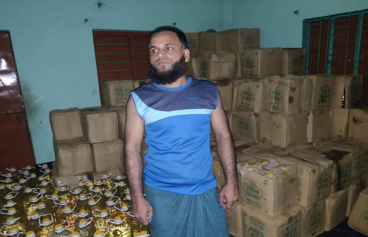 চুরি হওয়া ৫ হাজার লিটার সয়াবিন তেল বিএনপি নেতার বাড়ি থেকে জব্দ