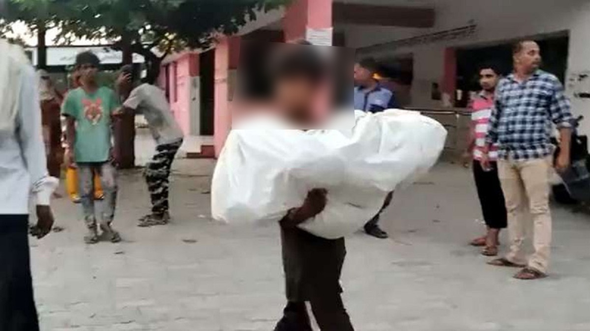 গাড়ি ভাড়ার টাকা নেই, উত্তরপ্রদেশে ছোট ভাইয়ের মরদেহ কোলে নিয়ে গেলেন বড় ভাই