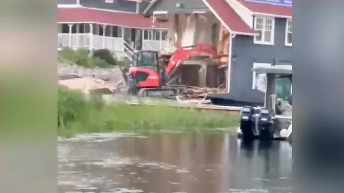 চাকরি হারিয়ে রাগে বসের বাড়ি গুঁড়িয়ে দিলেন এক কানাডিয়ান