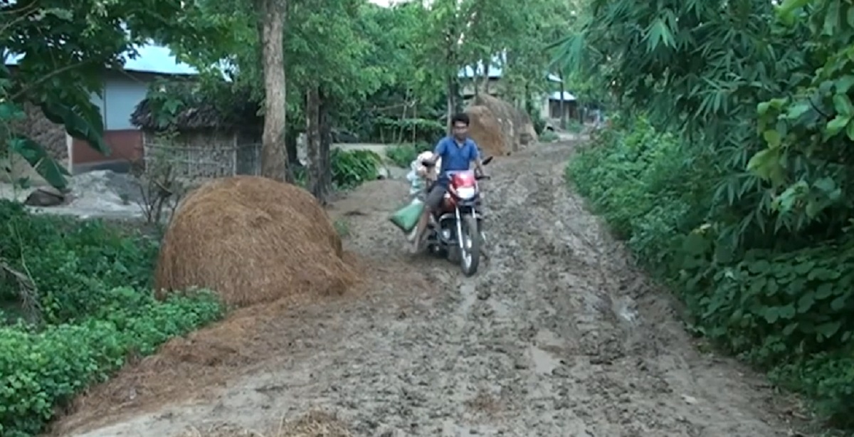 গোমস্তাপুরে কাঁচা সড়কে ভোগান্তি বছরের পর বছর, অভিযোগ করেও মিলছে না সমাধান