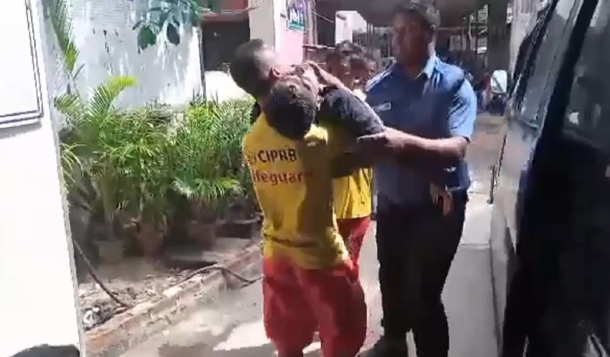 কক্সবাজারে সৈকতে গোসল করতে নেমে পর্যটক নিখোঁজ, মুমূর্ষু উদ্ধার ১