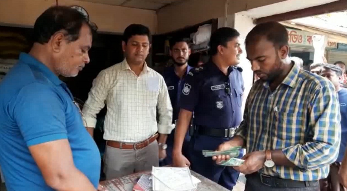 বেশি দামে সার বিক্রির অভিযোগে চুয়াডাঙ্গায় দুই ব্যবসায়ীকে লাখ টাকা জরিমানা