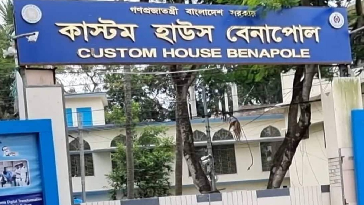 ২৫ লক্ষ টাকাসহ বিমানবন্দরে আটক বেনাপোল কাস্টমস কর্মকর্তা