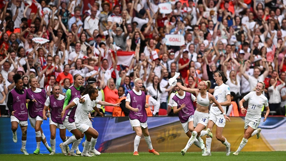 হ্যারি কেইনদের কান্না ভুলিয়ে ইংল্যান্ডের মেয়েদের মাথায় ইউরোপ সেরার মুকুট