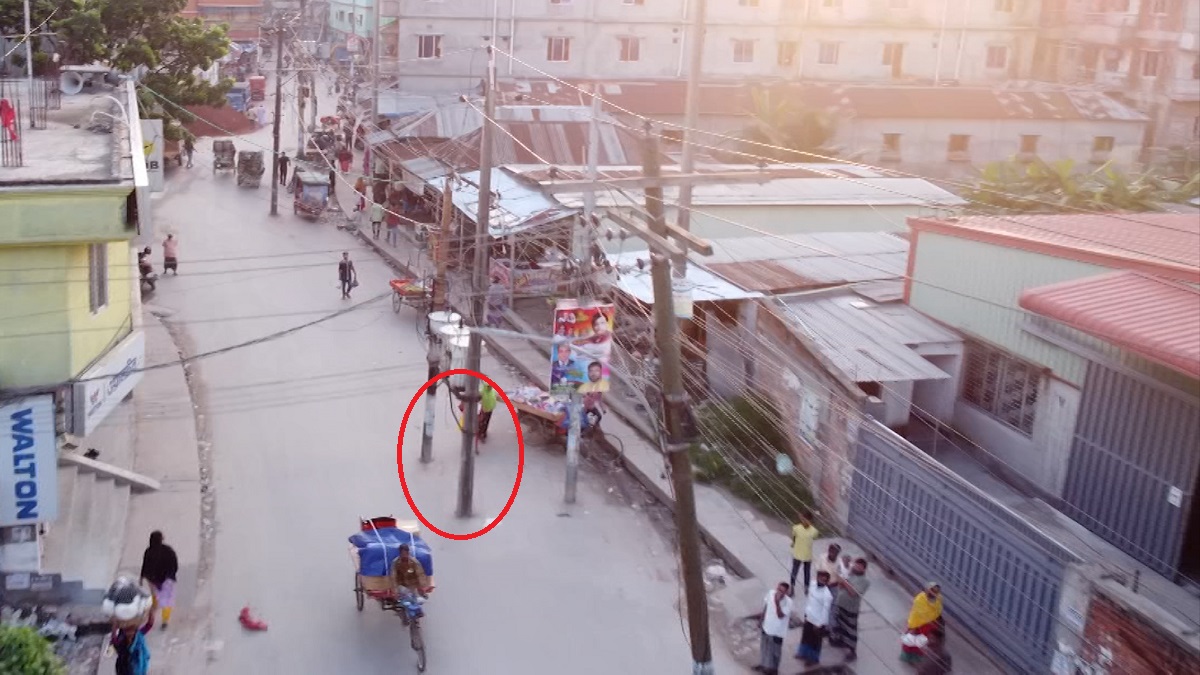 সড়কের মাঝে বৈদ্যুতিক খুঁটি, সরানোর বাজেট নেই পল্লী বিদ্যুতের