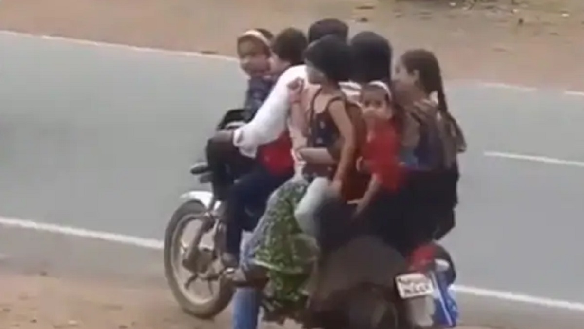 মোটরসাইকেলে একই পরিবারের ৭ জন! (ভিডিও)