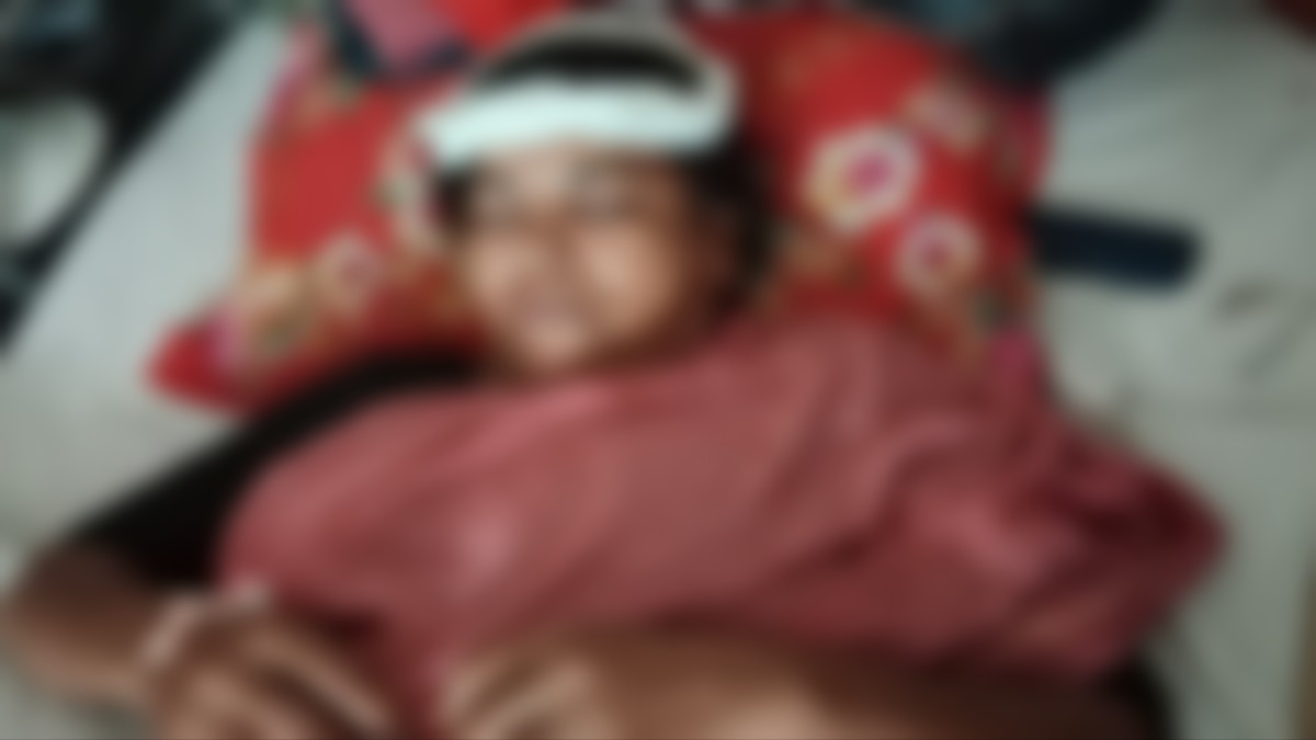 ধুলা উড়ে এসেছে অভিযোগে প্রতিবন্ধী নারীকে বেদম পেটালো প্রতিবেশী মা-ছেলে