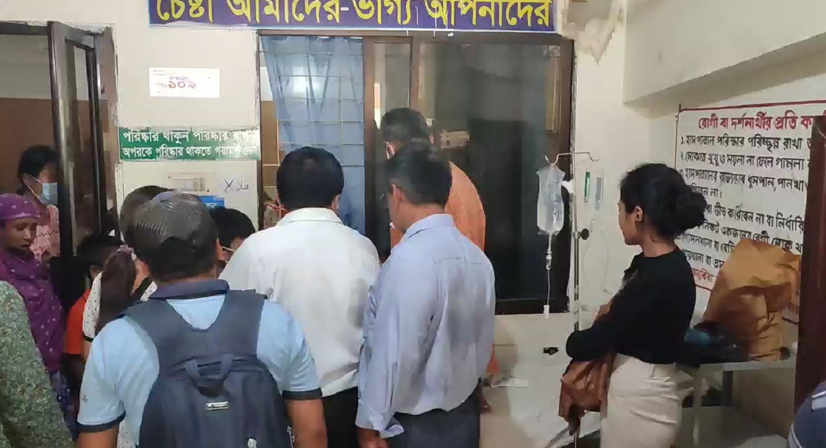 নারী প্রধান শিক্ষককে ঘুসি মেরে রক্তাক্ত করলেন এটিও, হাসপাতালে ভর্তি