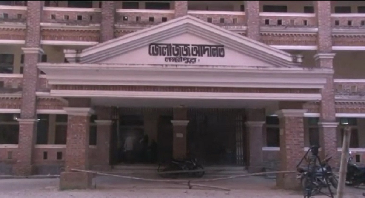 লক্ষ্মীপুরে আদালত প্রঙ্গণে আইনজীবীদের হামলায় আহত একই পরিবারের ৪ সদস্য