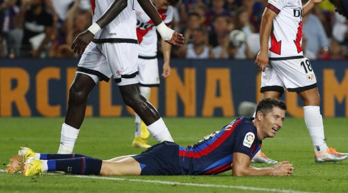 বার্সা ভক্তদের সাথে ছবি তোলার সময় লেভানডোফস্কির ৬৭ লাখ টাকার ঘড়ি চুরি