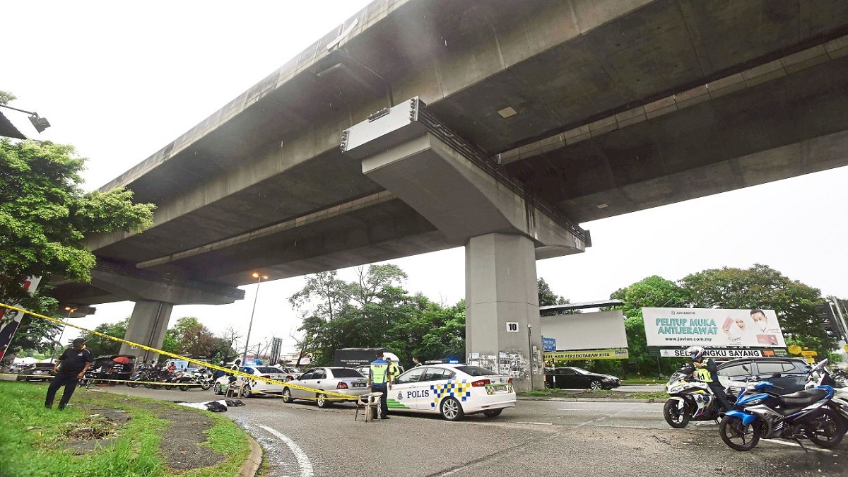 মালয়েশিয়ায় ফ্লাইওভার থেকে তিন সন্তানকে ফেলে দিয়ে বাবার আত্মহত্যা