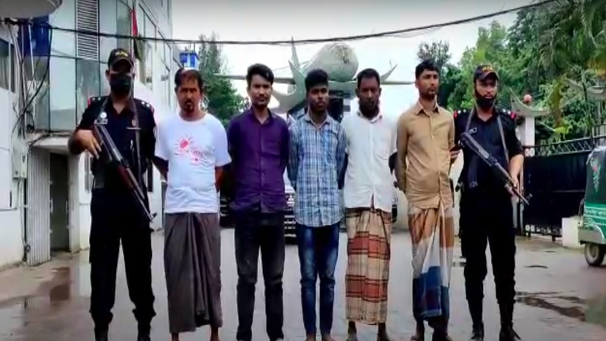 মানুষ বন্ধক রেখে ইয়াবা ব্যবসা, অস্ত্রসহ র্যাবের হাতে গ্রেফতার ৫ সন্ত্রাসী