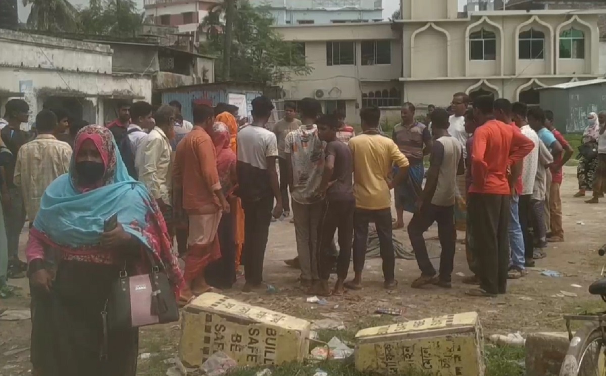 মেহেরপুরে বাস চাপায় অজ্ঞাত নারীর মৃত্যু, স্থানীয়দের দাবি আত্মহত্যা