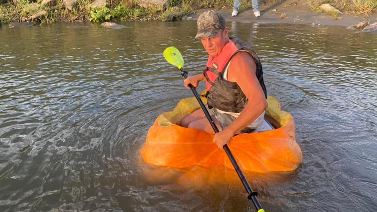 মিষ্টিকুমড়ার ‘নৌকায়’ ৬১ কি.মি. পাড়ি দিয়ে গিনেস বুকে নাম লেখালেন হ্যানসেন