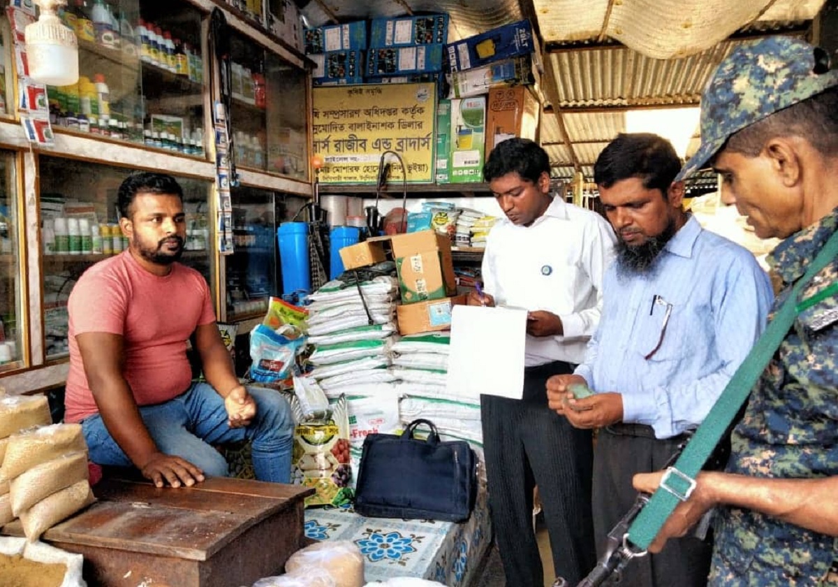 মুন্সিগঞ্জে সারের দাম বেশি রাখায় দুই প্রতিষ্ঠানকে জরিমানা